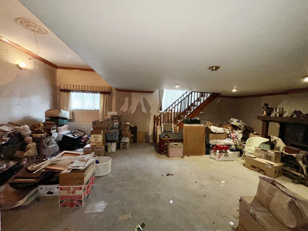 Lot: 145 - THREE-BEDROOM OLD SCHOOL UNIT WITH POTENTIAL - Living Room